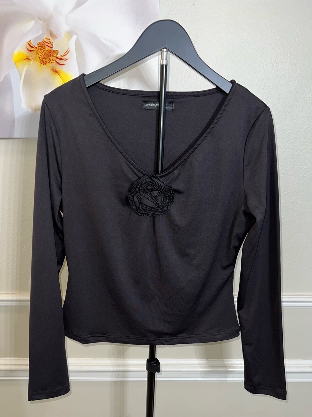 Ontwelfth Black Long Sleeve V-Neck Top with 3D Rose Flower Accent! Size Large.